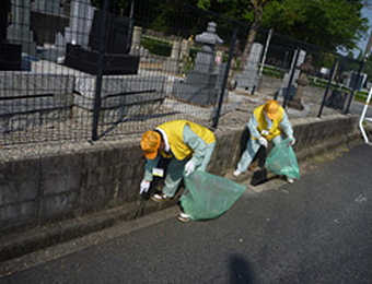 真夏の平和公園墓地清掃