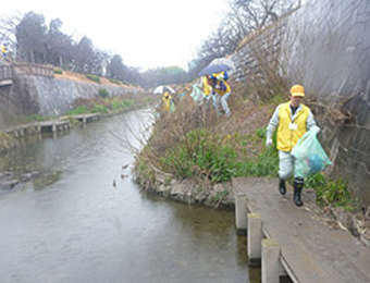 山崎川でゴミ拾い