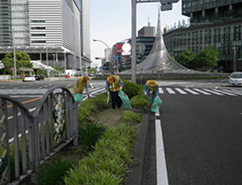 名駅の中央分離帯清掃